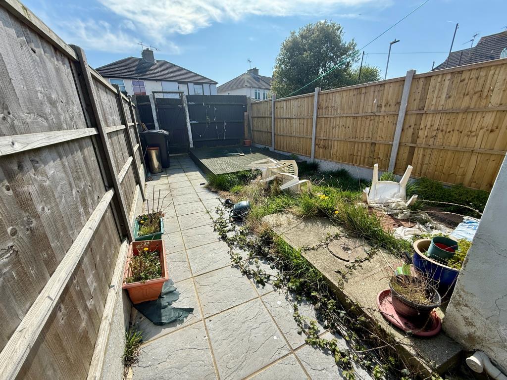 Lot: 97 - MID-TERRACE HOUSE FOR IMPROVEMENT - Garden